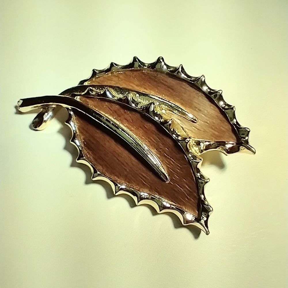 Vtg Sarah Coventry Leaf Goldtone Wood like Brooch 1970s Pin